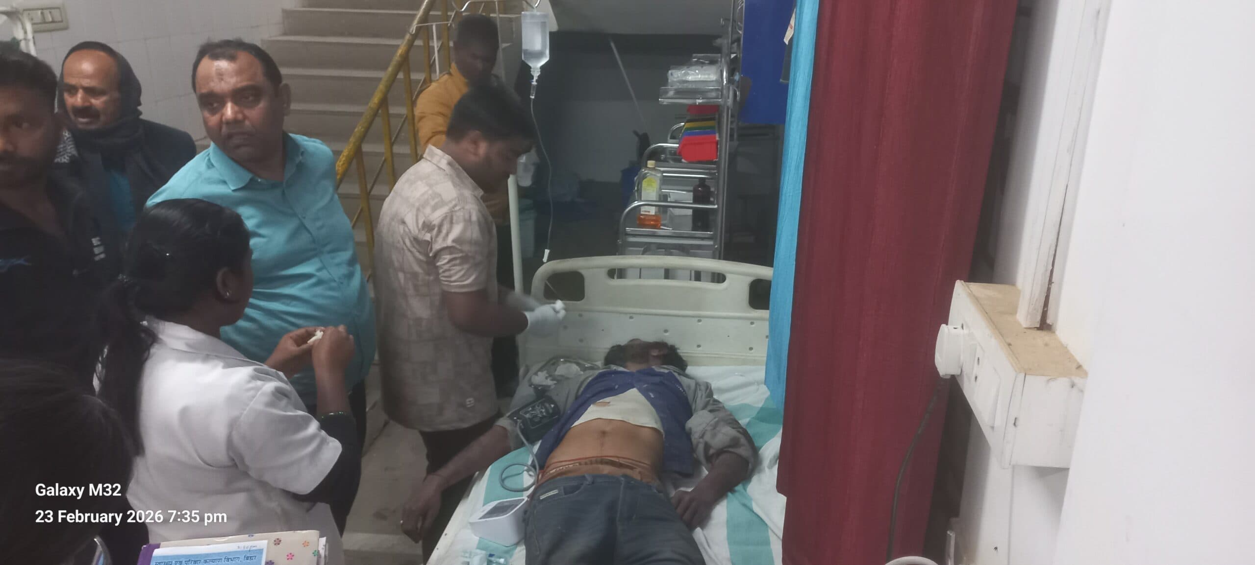 ट्रक के धक्के से बाइक चालक गिरकर हुआ जख्मी, रेफर