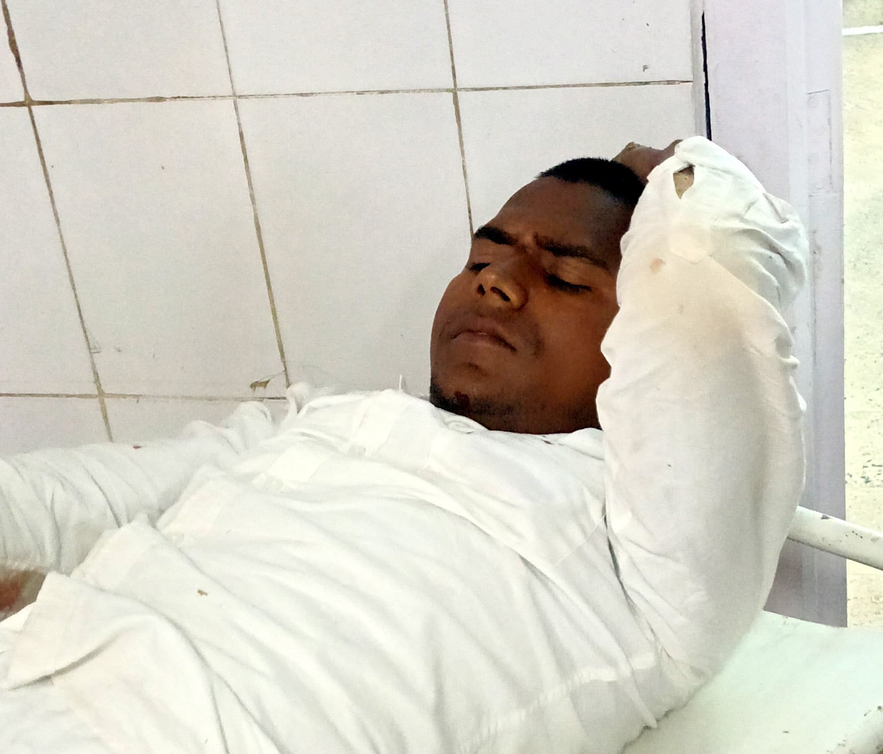 अनियंत्रित स्कार्पियो ने बाइक सवार युवक-युवती को मारी टक्कर, गंभीर