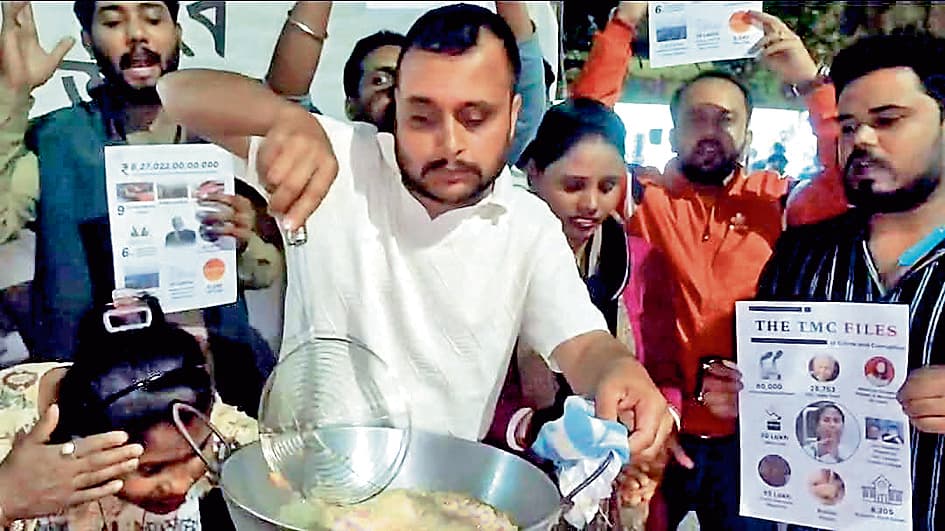 दुर्गापुर : ‘भत्ता नहीं, उद्योग व नौकरी चाहिए’ के नारे के साथ युवा मोर्चा का विरोध प्रदर्शन