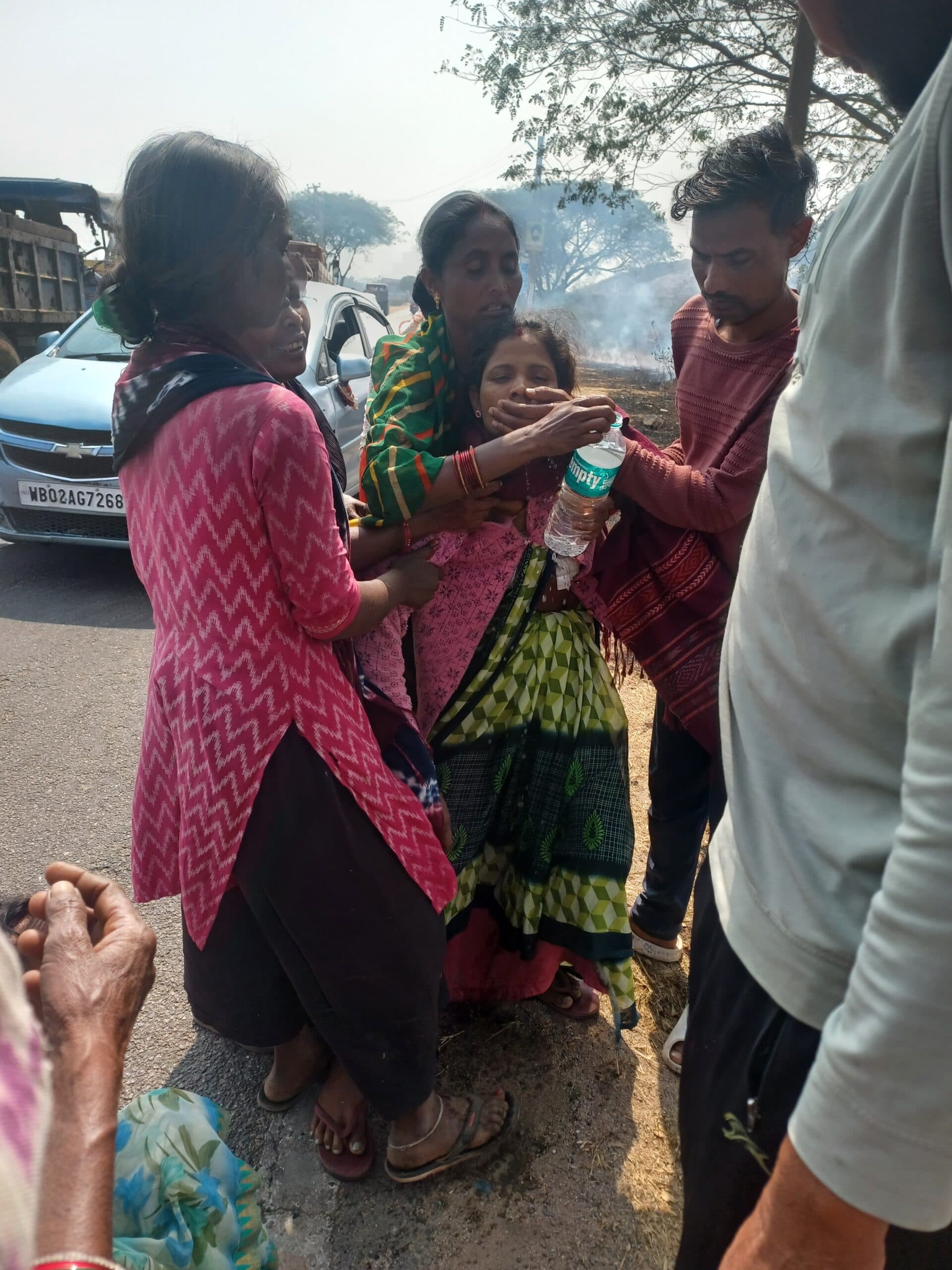 पेड़ से दातून तोड़ने के क्रम में करंट से युवक की मौत