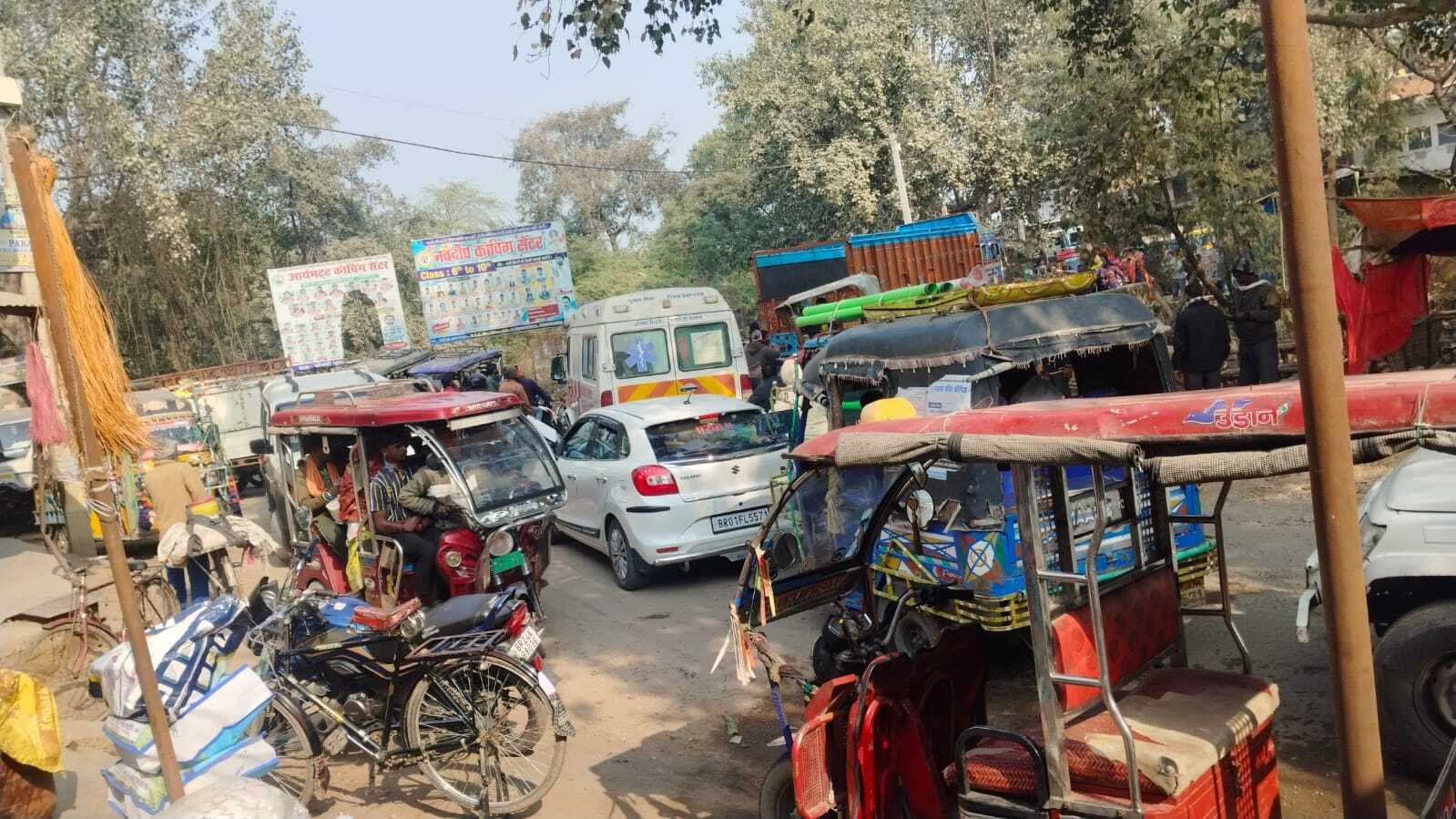 अतिक्रमण से केवढ़ी पुल पर घंटों लगा भीषण जाम, एंबुलेंस फंसी