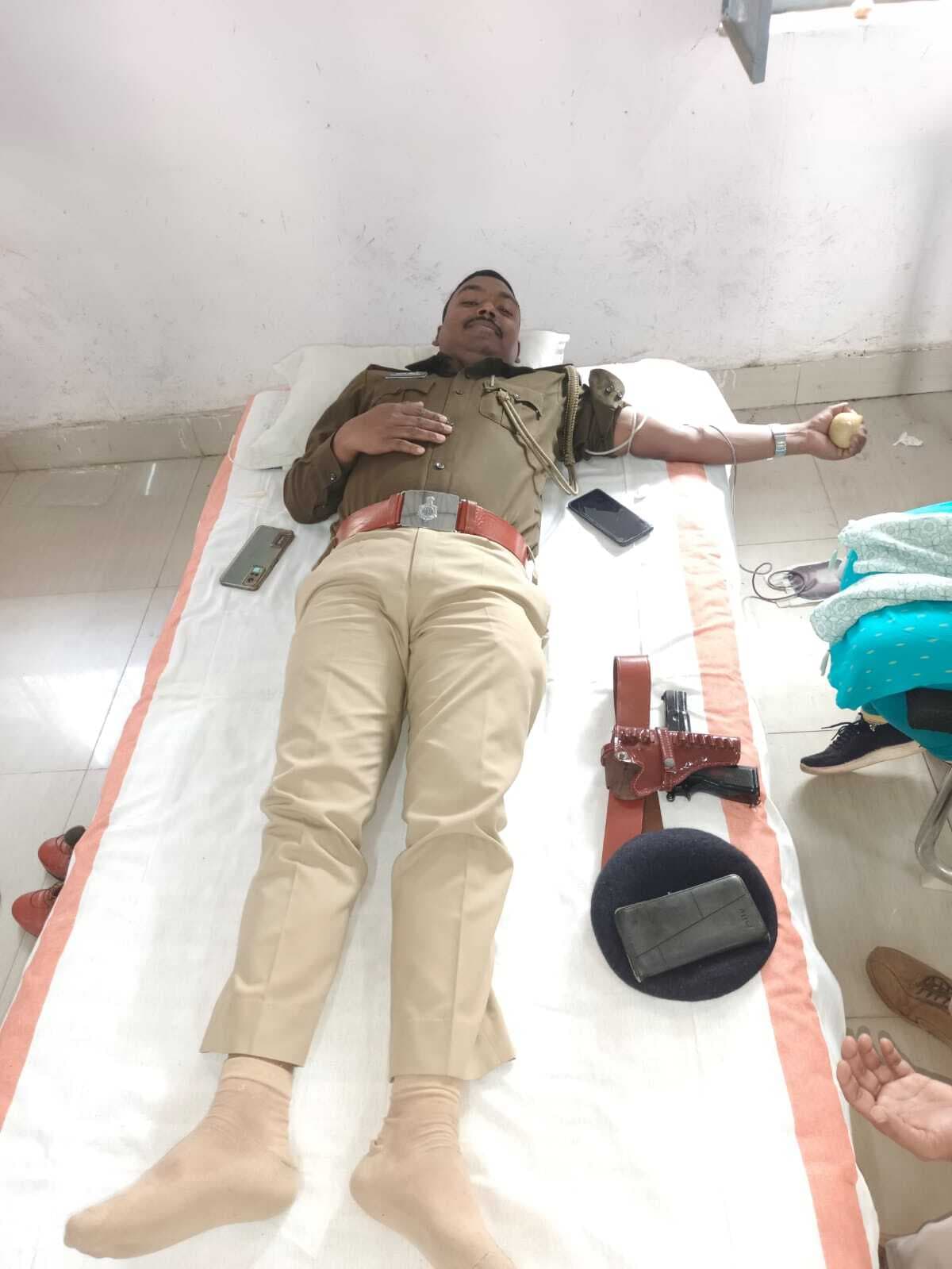 पुलिस अफसरों ने किया रक्तदान