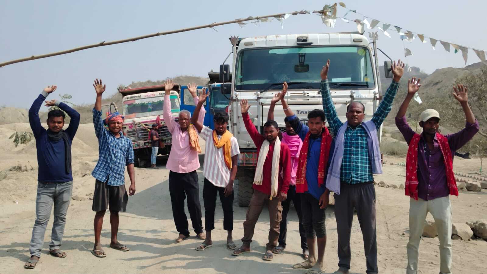 प्रमुख :धूल से परेशान ग्रामीणों ने रोड जाम कर किया प्रदर्शन