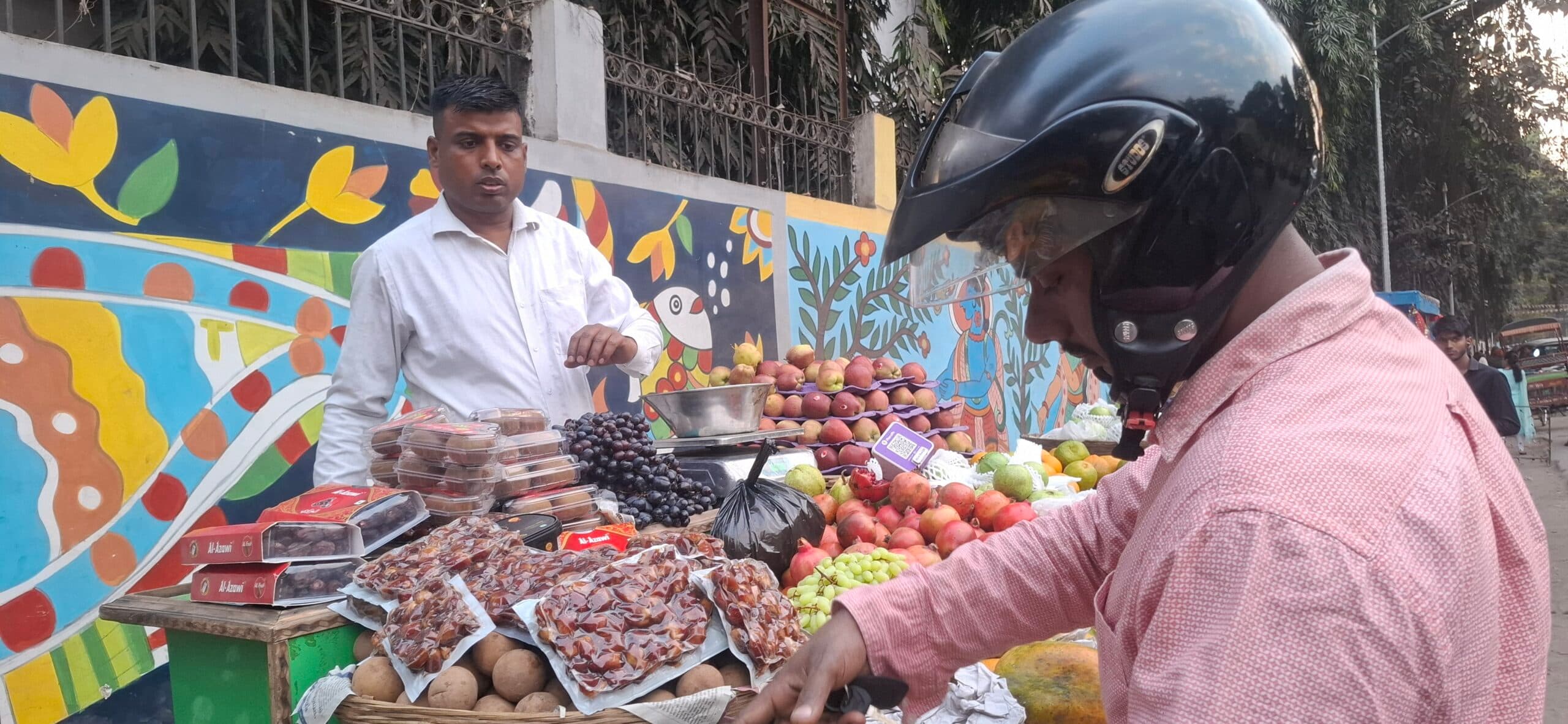 इफ्तार के लिए रोजेदारों का पसंदीदा आइटम बना है दुबई व सऊदी का खजूर