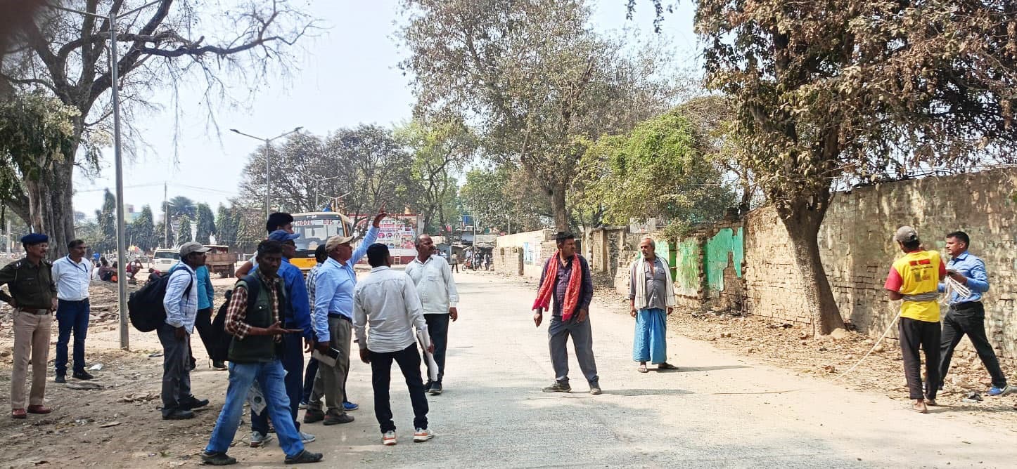 अभयपुर में रेलवे की बड़ी कार्रवाई, स्कूल के मैदान तक पहुंची ''''लाल लकीर''''