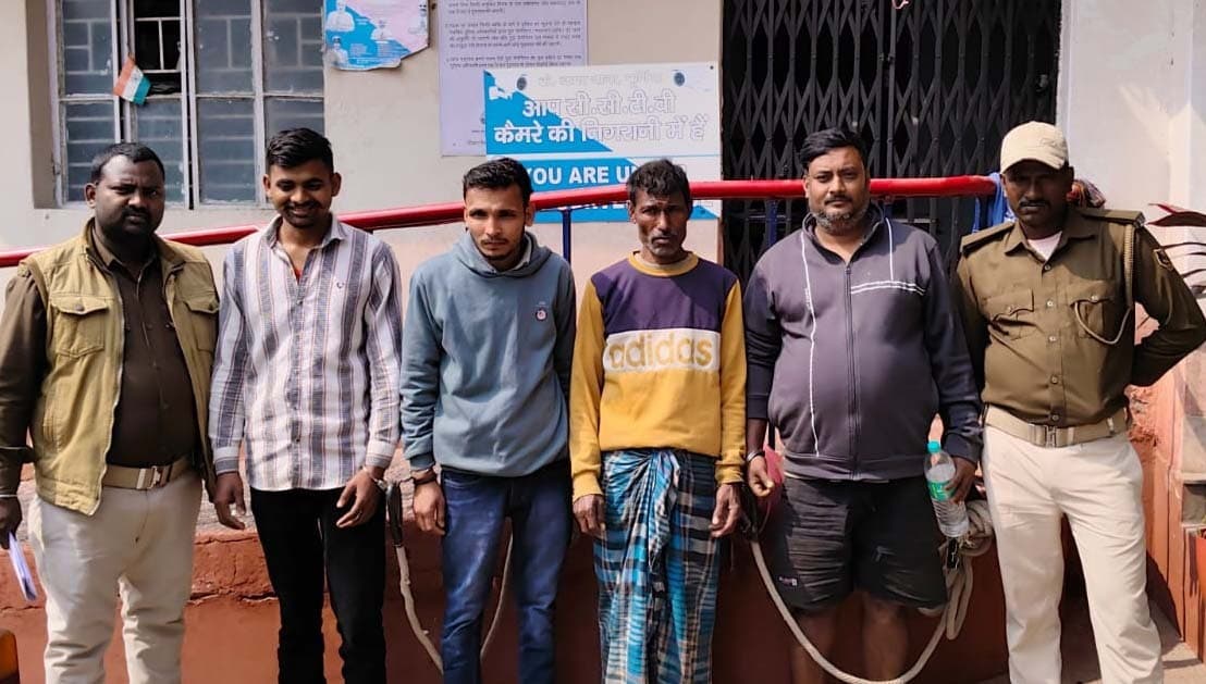 चार वारंटी को केनगर थाना पुलिस ने पकड़ा