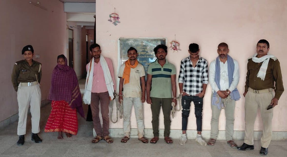 विदेशी शराब बरामद, चार महिला तस्कर सहित पांच पियक्कड़ गिरफ्तार