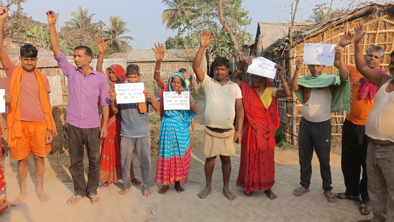 दमगाड़ा में सड़क नहीं रहने पर लोगों ने किया प्रदर्शन