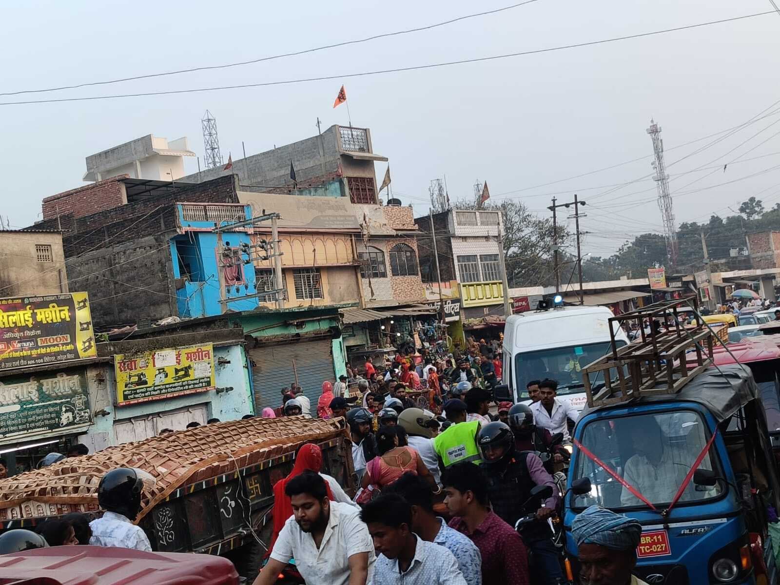 सिंहेश्वर बाजार में अव्यवस्थित तरीके से वाहन खड़े रहने से लगा जाम, एंबुलेंस को नहीं मिला रास्ता