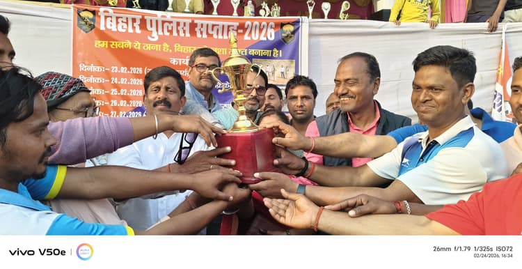 पुलिस इलेवन बनाम पब्लिक इलेवन फैंसी मैच में रोमांच, पब्लिक इलेवन ने चार विकेट से मारी बाजी