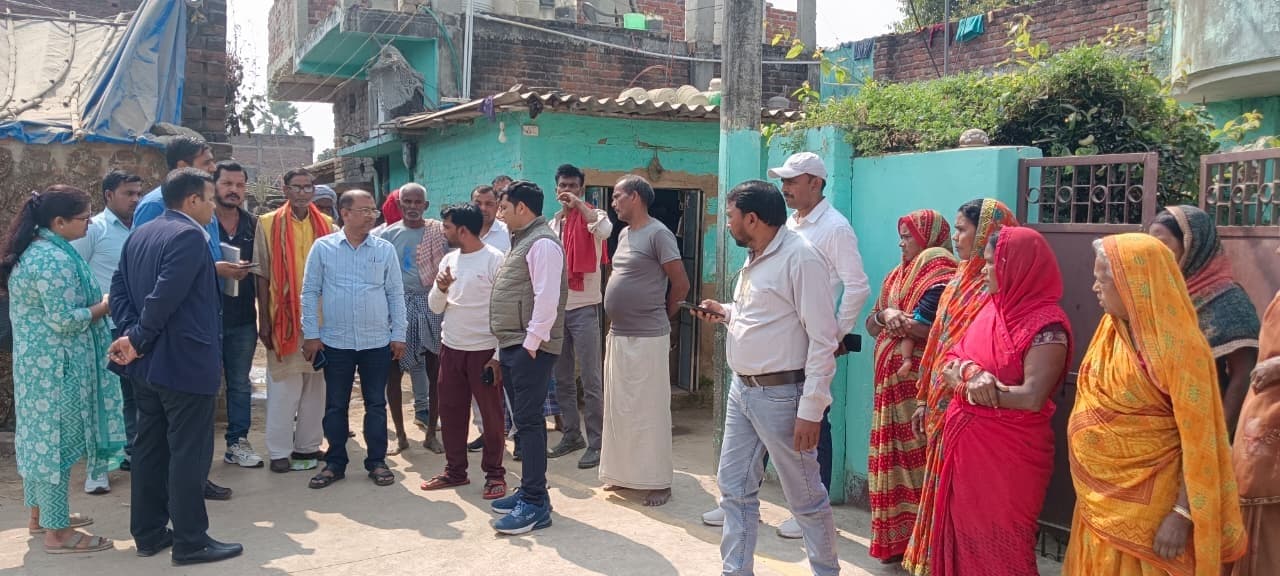 ग्रामीणों को हो रही पेयजल समस्याओं का प्रमुख ने लिया जायजा