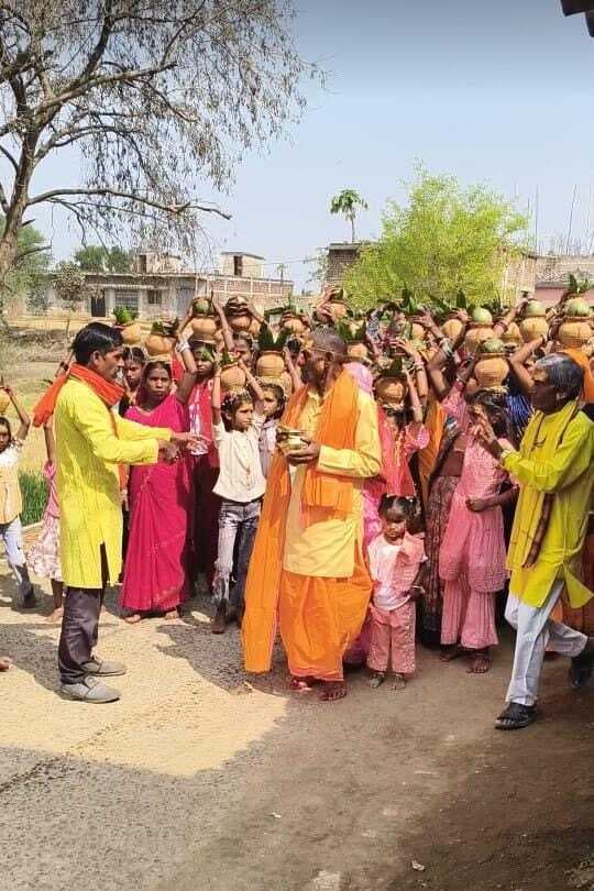 हनुमान मंदिर स्थापना को लेकर निकली कलशयात्रा