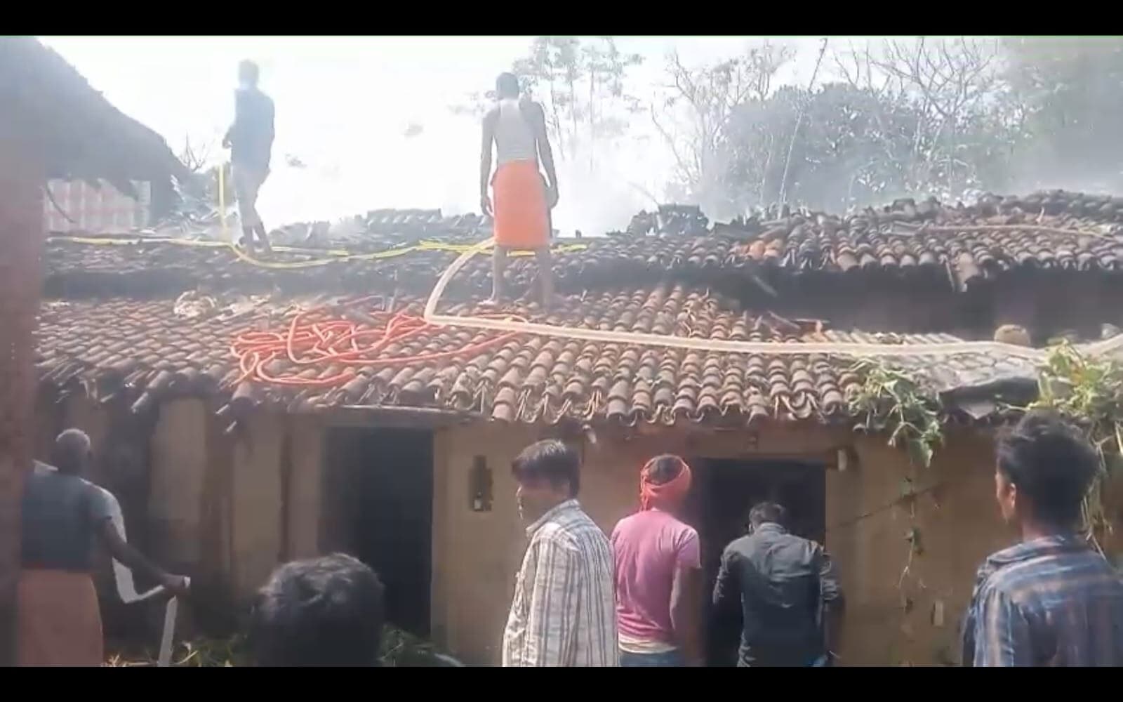 रसोई गैस सिलिंडर के रिसाव से घर में लगी भीषण आग