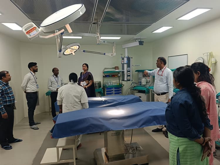 दो सदस्यीय टीम ने सामुदायिक स्वास्थ्य केंद्र का किया निरीक्षण