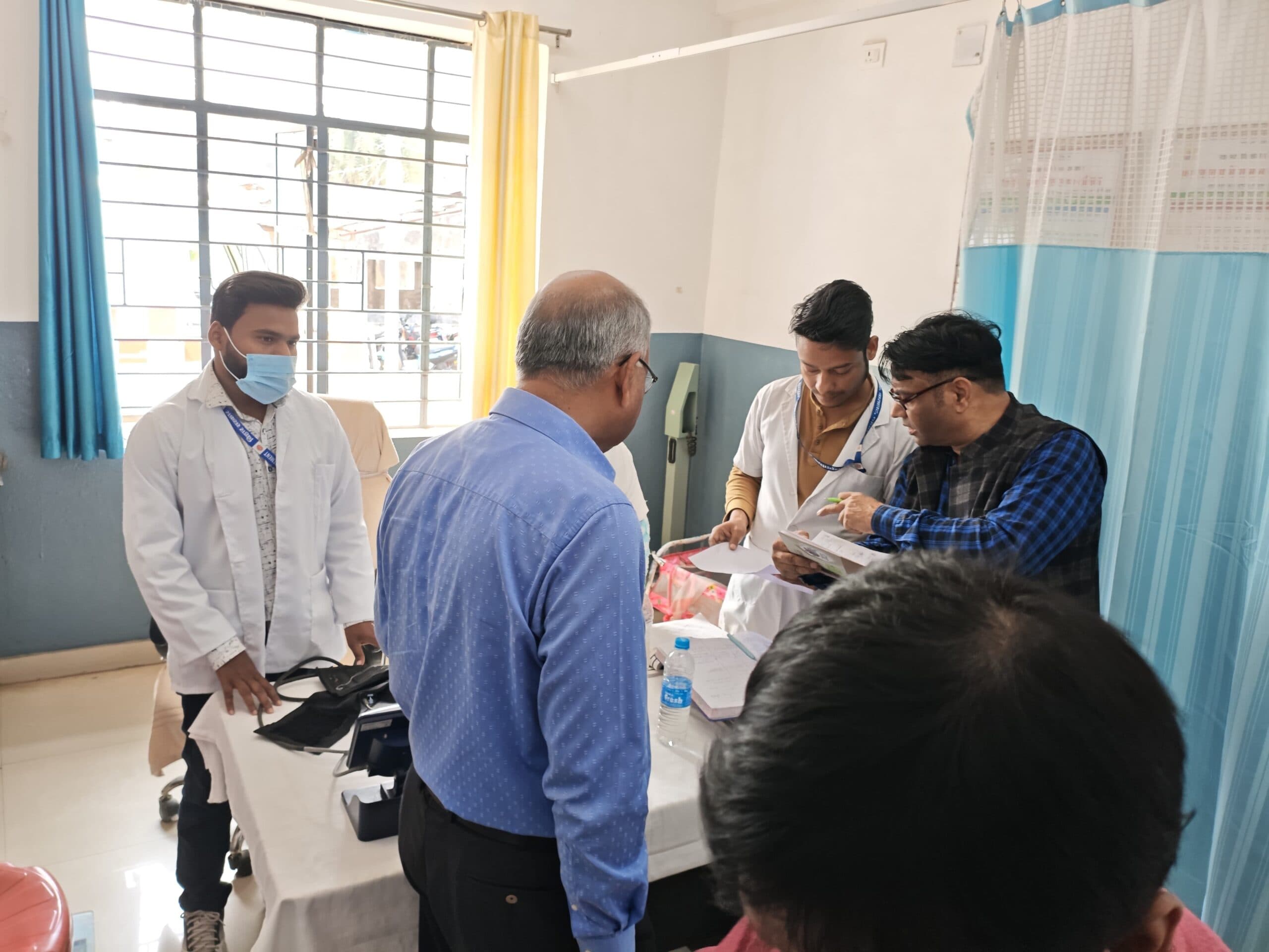 क्षेत्रीय अपर निदेशक ने अस्पताल में भर्ती मरीजों का जाना हाल-चाल