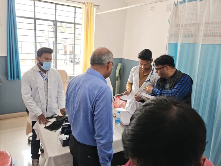 क्षेत्रीय अपर निदेशक ने अस्पताल में भर्ती मरीजों का जाना हाल-चाल