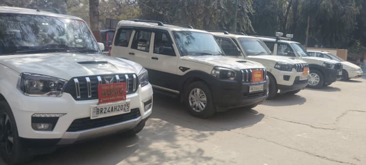 प्राइवेट नंबर प्लेट की गाड़ियों पर सरकारी बोर्ड लगा घूम रहे अधिकारी, डीटीओ मूकदर्शक