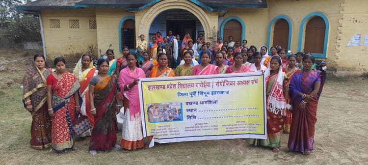 East Singhbhum News : बीआरसी पर हल्ला बोल, हड़ताली रसोइयों की जगह नयी बहाली के आदेश से आक्रोश