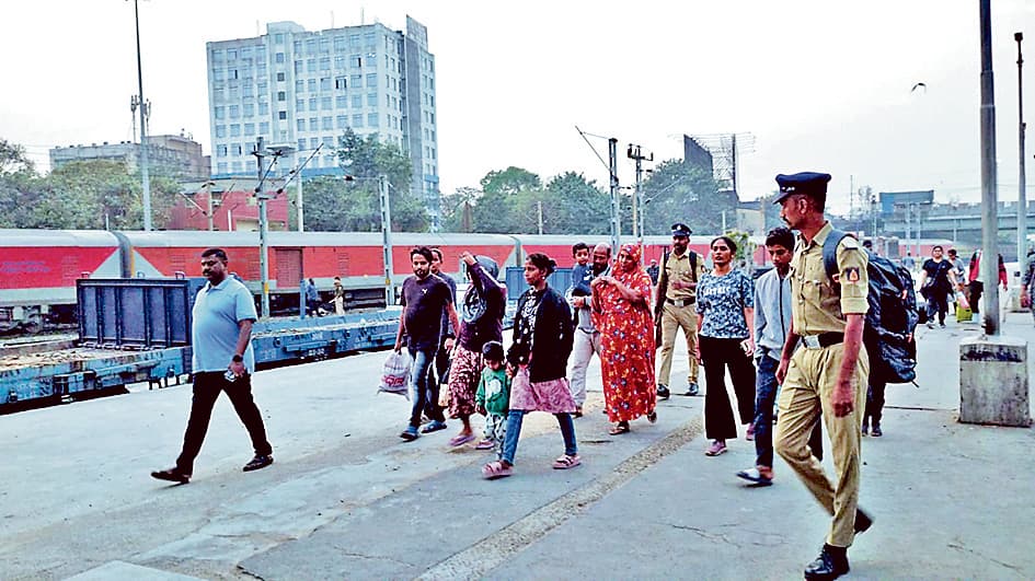 दुरंतो एक्सप्रेस से 17 बांग्लादेशी नागरिकों को लेकर हावड़ा पहुंची कर्नाटक पुलिस