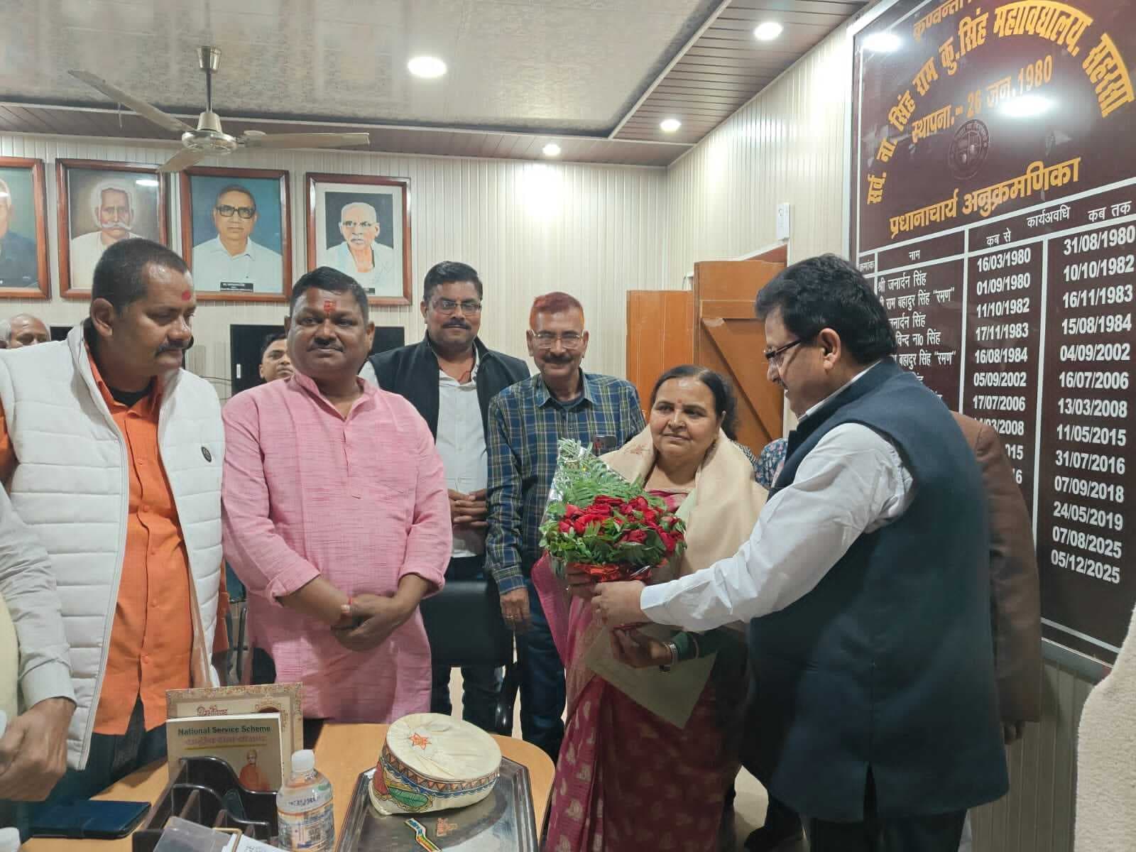 महापौर के समक्ष सड़क चौड़ीकरण सहित अन्य मांगों को रखा