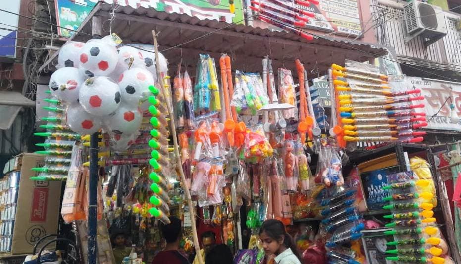 होली की तैयारी में जुटे लोग, रंग, गुलाल, पिचकारी व कपड़ों का सजा बाजार