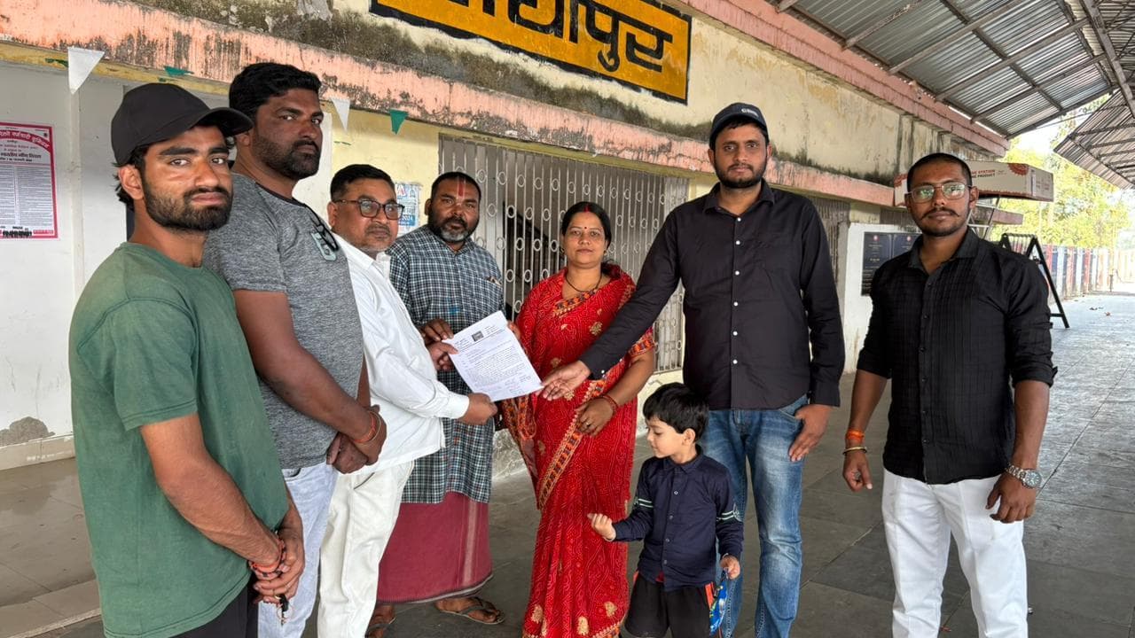 होली स्पेशल ट्रेन के राघाेपुर ठहराव को लेकर एसएम को सौंपा ज्ञापन