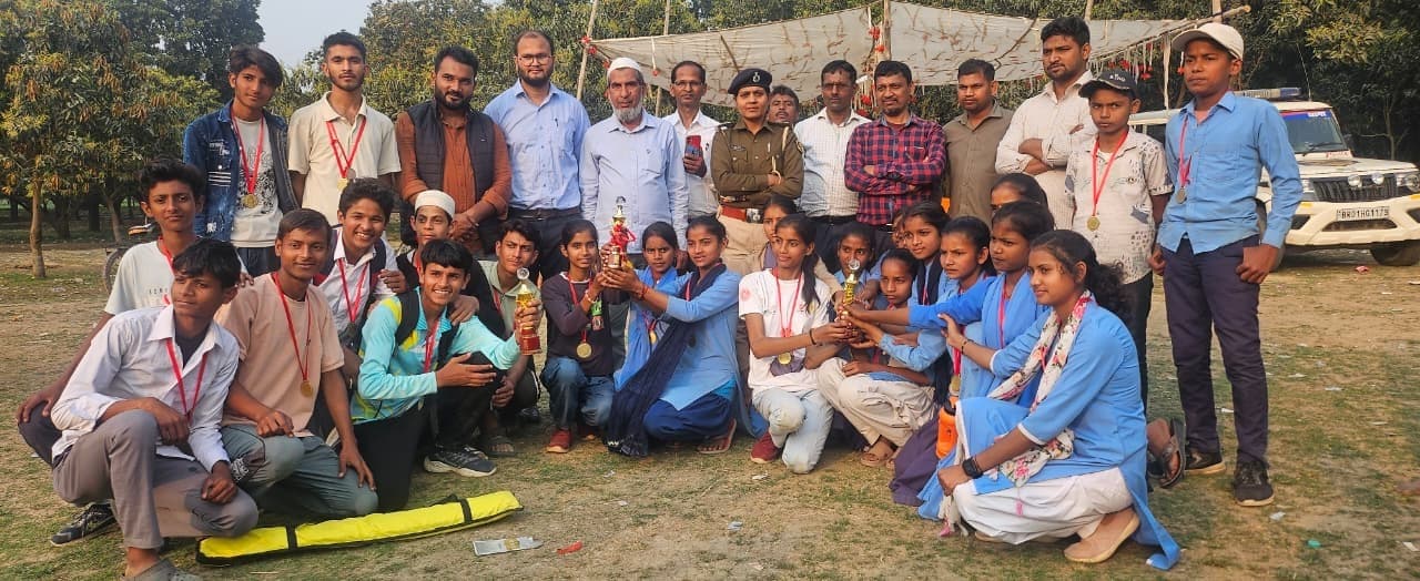 100 मीटर दौड़ में लड़कियां हुईं सफल, थाना अध्यक्ष ने किया सम्मानित