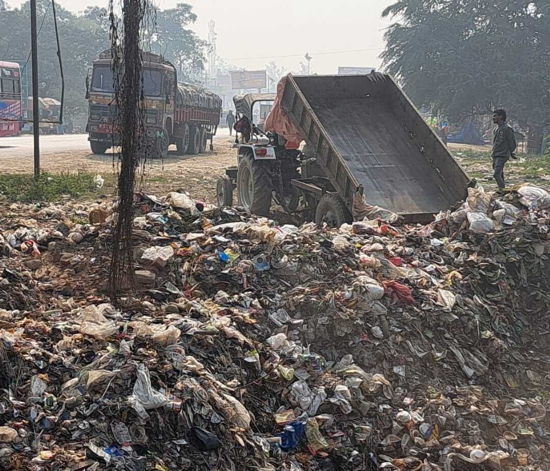 थाना गेट व विद्यालय के पास कचरा डंपिंग से परेशानी