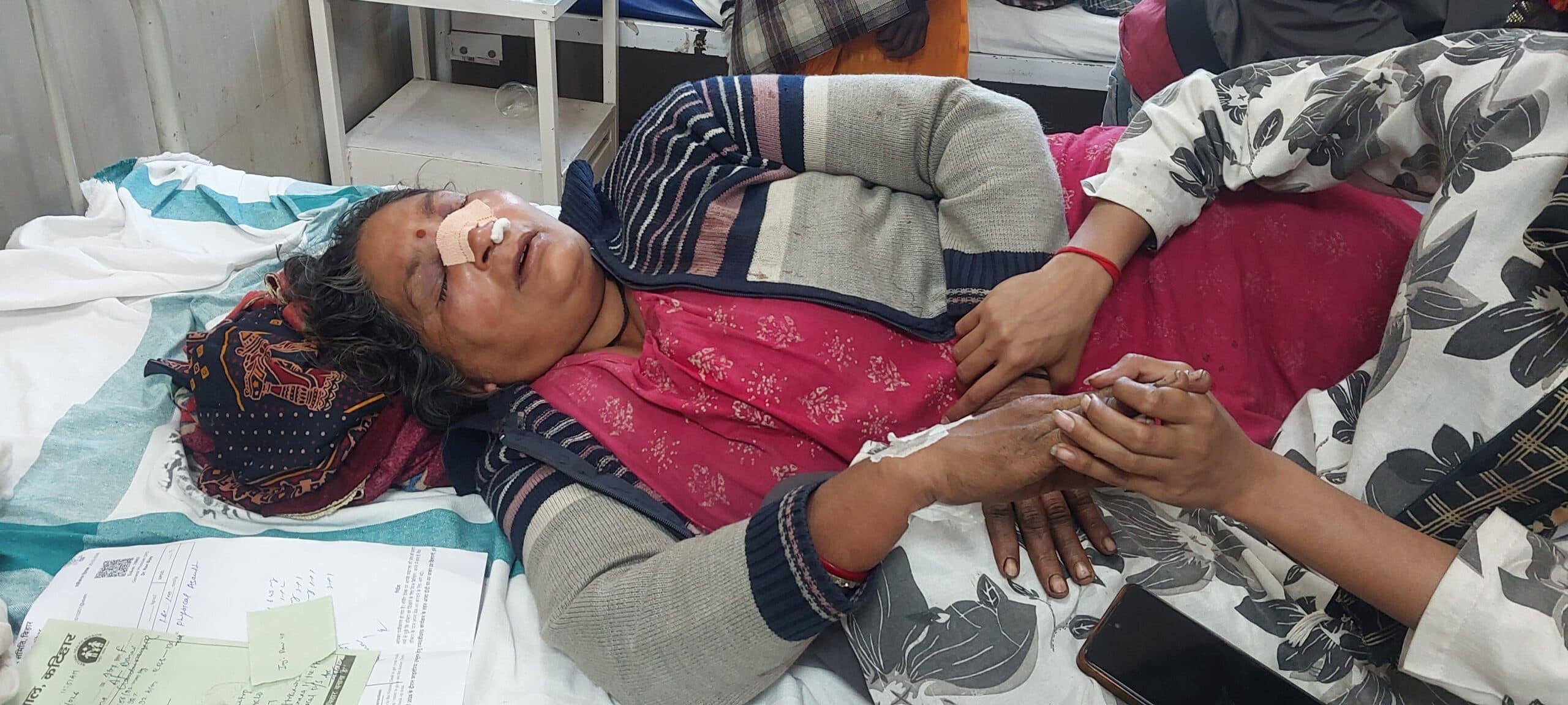 घरेलू विवाद में पति ने पत्नी को डंडे से पीटा, भर्ती