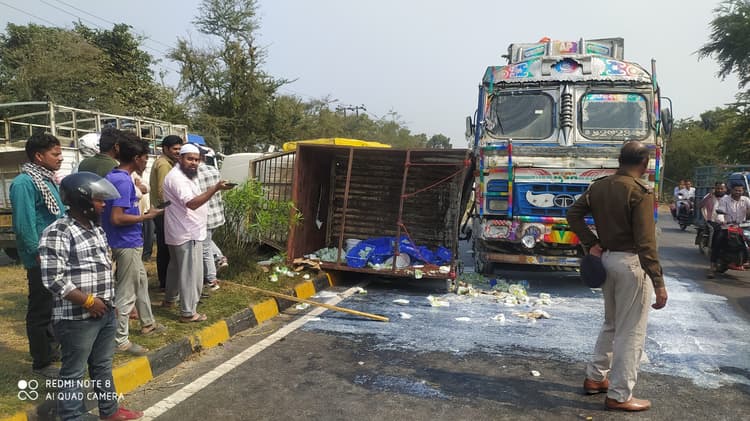 ट्रक की ठोकर से दूध लोड पिकअप पलटा, चालक व सह चालक गंभीर, रेफर