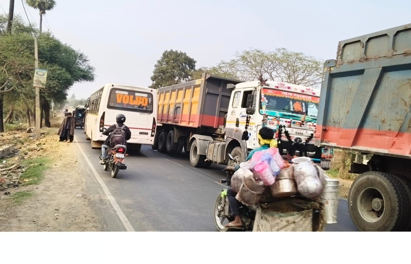 बौंसी बाजार में अतिक्रमण व नो-एंट्री उल्लंघन से लगता है जाम