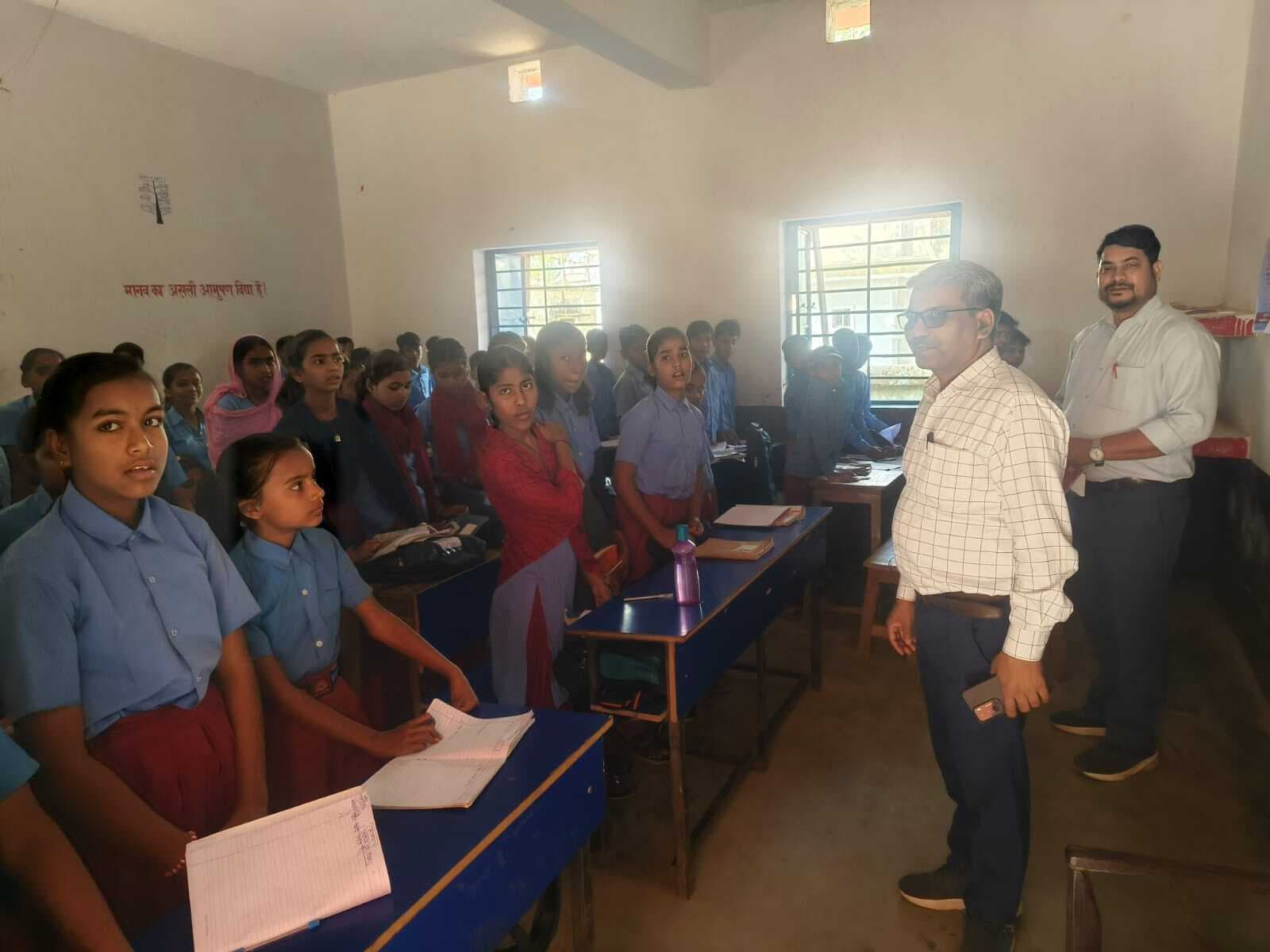 डीईओ ने दो विद्यालयों का किया औचक निरीक्षण