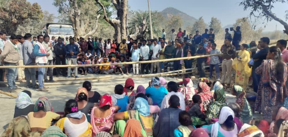 Chaibasa News : एनएच-320डी निर्माण में गड़बड़ी पर फूटा ग्रामीणों का गुस्सा, 5.30 घंटे जाम