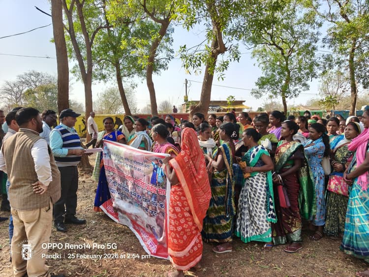 Chaibasa News : न्यूनतम वेतन, 10 लाख का बीमा और पेंशन स्कीम की उठायी मांग