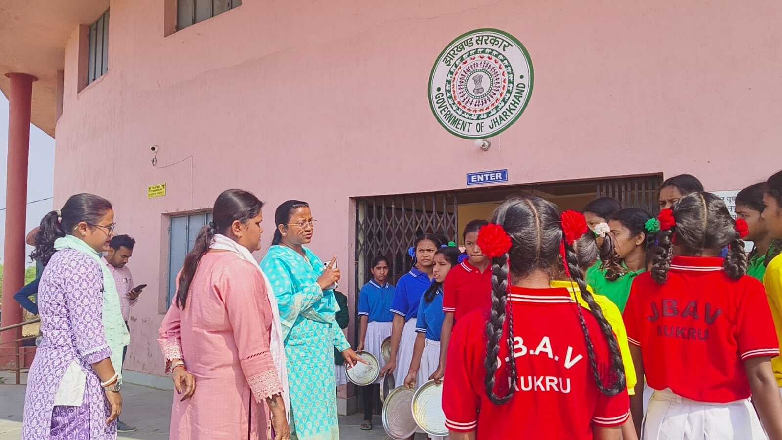 Seraikela Kharsawan News :  निरीक्षण के दौरान छात्राएं बाहर से ला रही थीं पानी, शिक्षकों को फटकारा