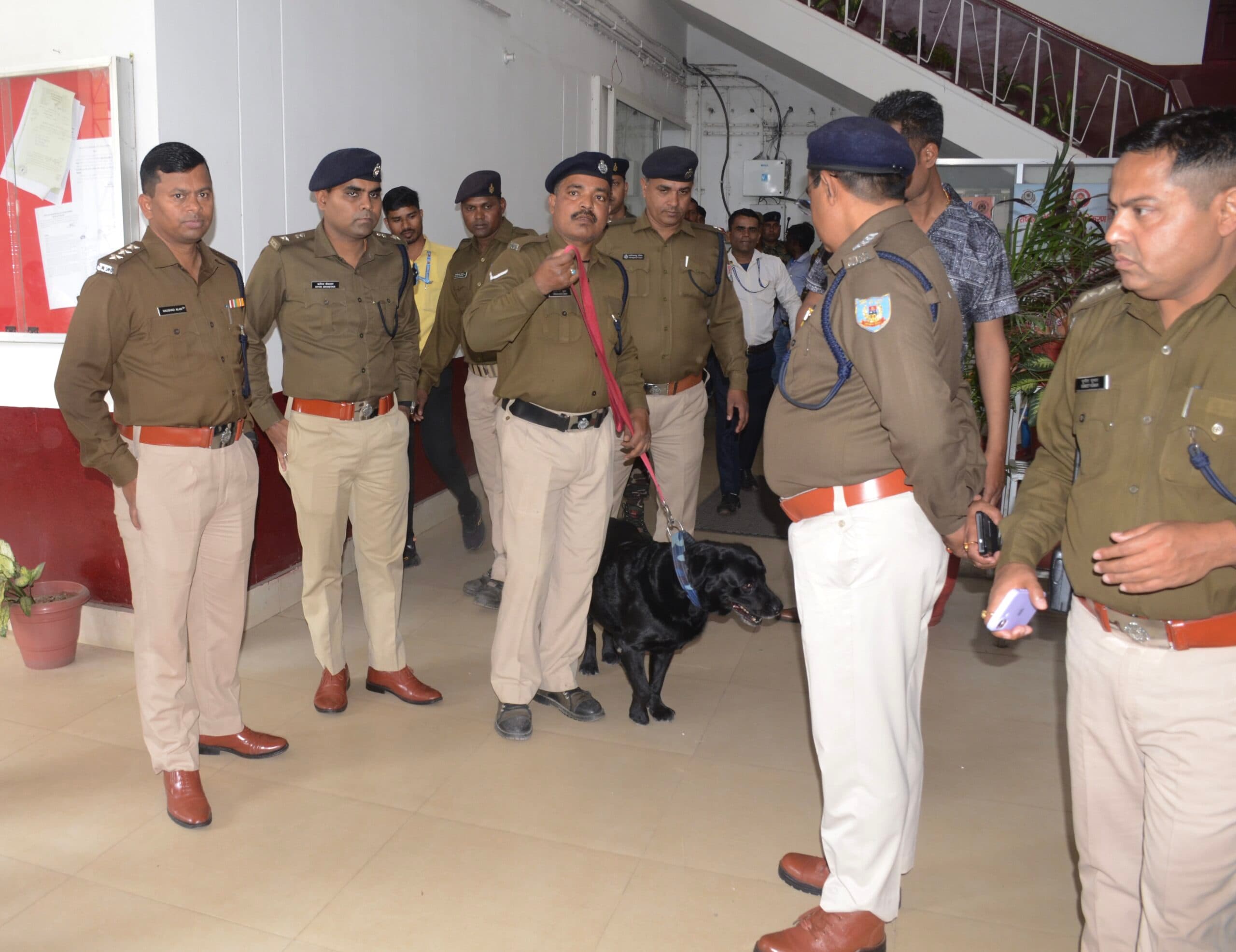 Dhanbad News: कोर्ट मोड़ से डीआरएम चौक तक सड़क को पुलिस ने किया सील