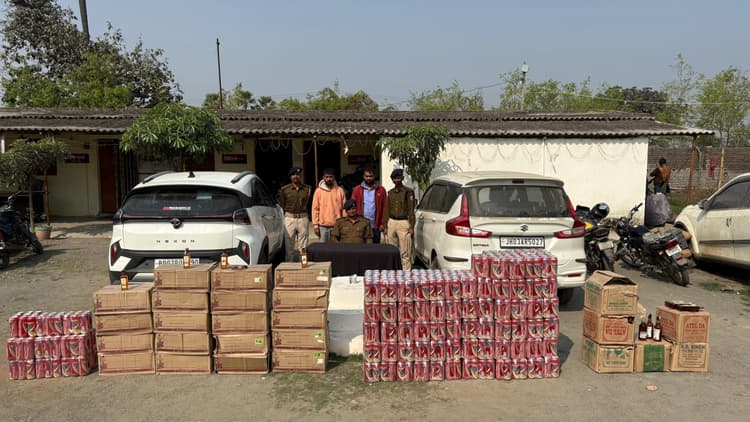 दो कारों से 677 लीटर शराब बरामद, दो धंधेबाज गिरफ्तार