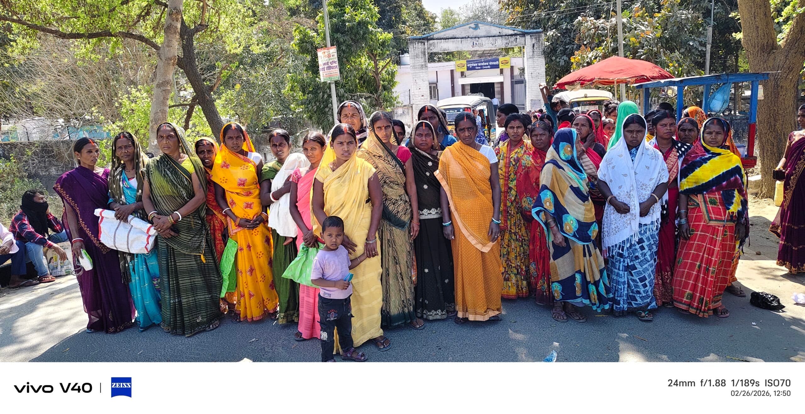 एसडीओ कार्यालय पर महिलाओं ने किया प्रदर्शन