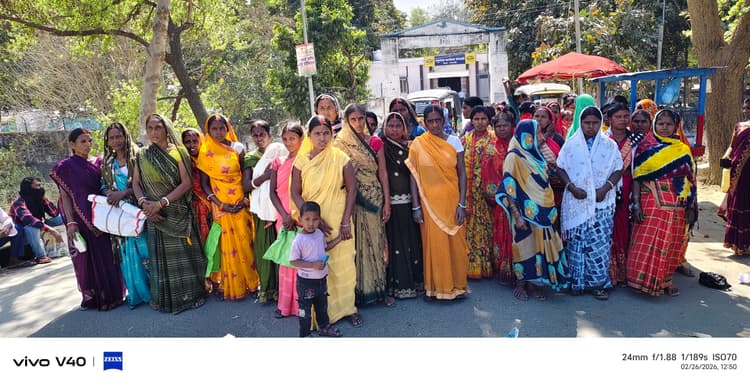 एसडीओ कार्यालय पर महिलाओं ने किया प्रदर्शन