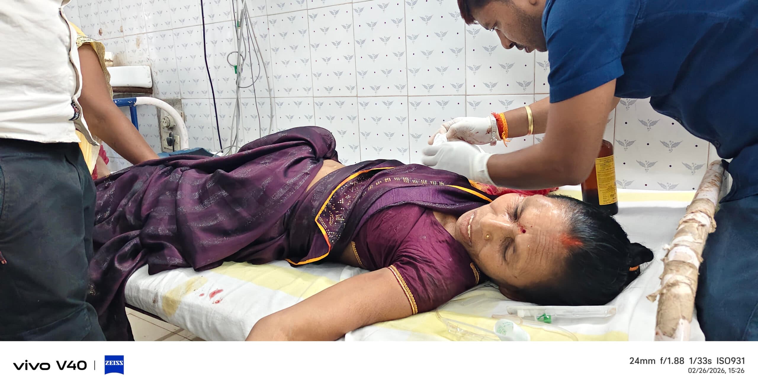 ट्रक की चपेट में आने से महिला जख्मी, रेफर