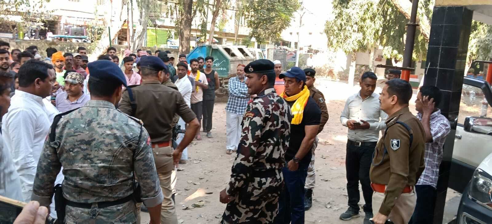 चोरी का आरोप लगा महिला दारोगा ने मैकेनिक को पीटा, सफाईकर्मियों ने घेरा थाना