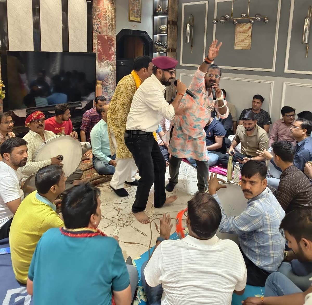 … ‘महाजन छुट्टी दे, म्हारी गोरी रो परवानो, आयो रे, पिया मन ले दे रे श्याम सुंदर बंगड़ी…