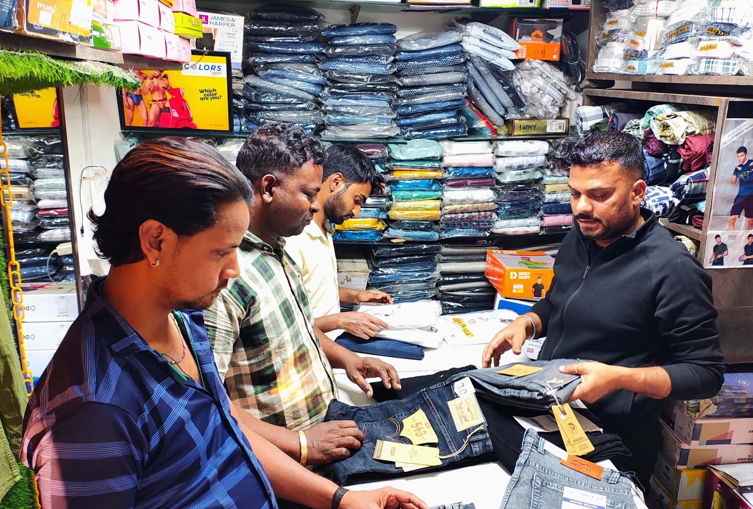 होली को लेकर शहर का कपड़ा बाजार गुलजार, उमड़ने लगे खरीदार