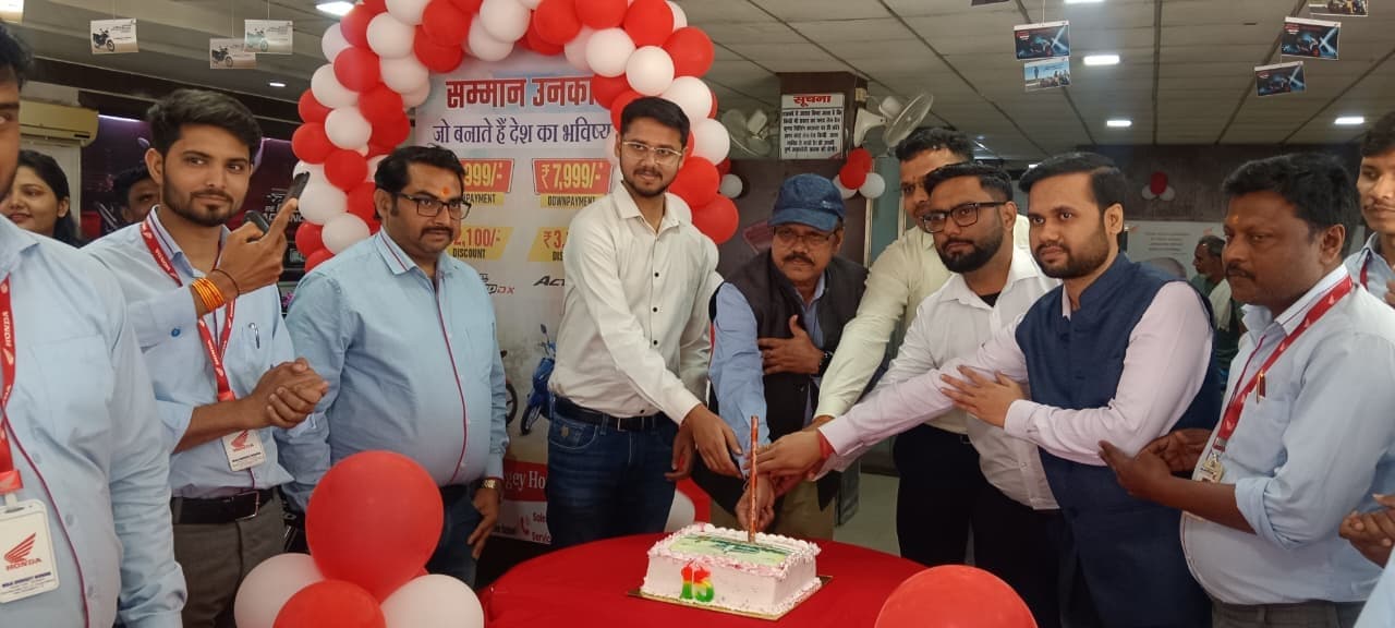 15 वर्ष पूरा करने पर मां दुर्गे होंडा में उत्सव