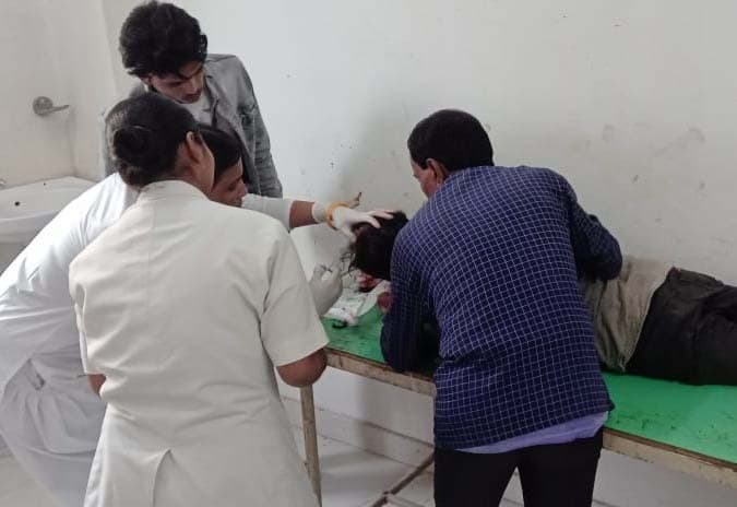 दो बाइक की टक्कर में दोनों चालक जख्मी