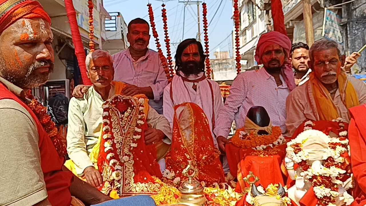 शोभायात्रा में प्राण प्रतिष्ठा के बाद प्रतिमाओं का नगर भ्रमण