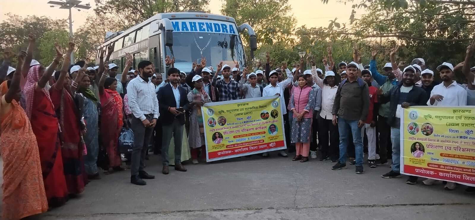 प्रशिक्षण व परिभ्रमण के लिए रायपुर व नालंदा गया किसानों का दल