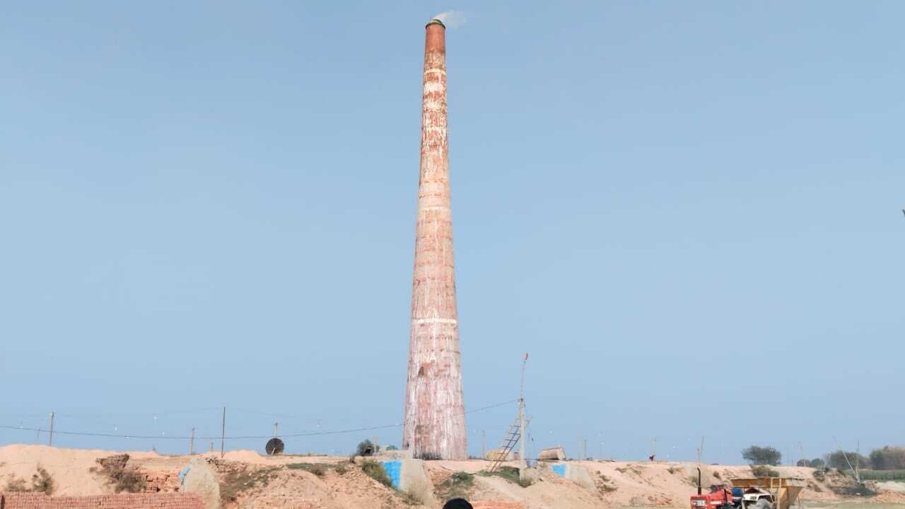 आबादी के बीच संचालित हो रहा ईंट भट्ठा, फैल रहा प्रदूषण, ग्रामीणों में आक्रोश