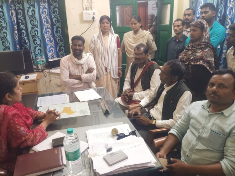 भाकपा कार्यकर्ताओं ने दस सूत्री मांगों को लेकर दिया धरना