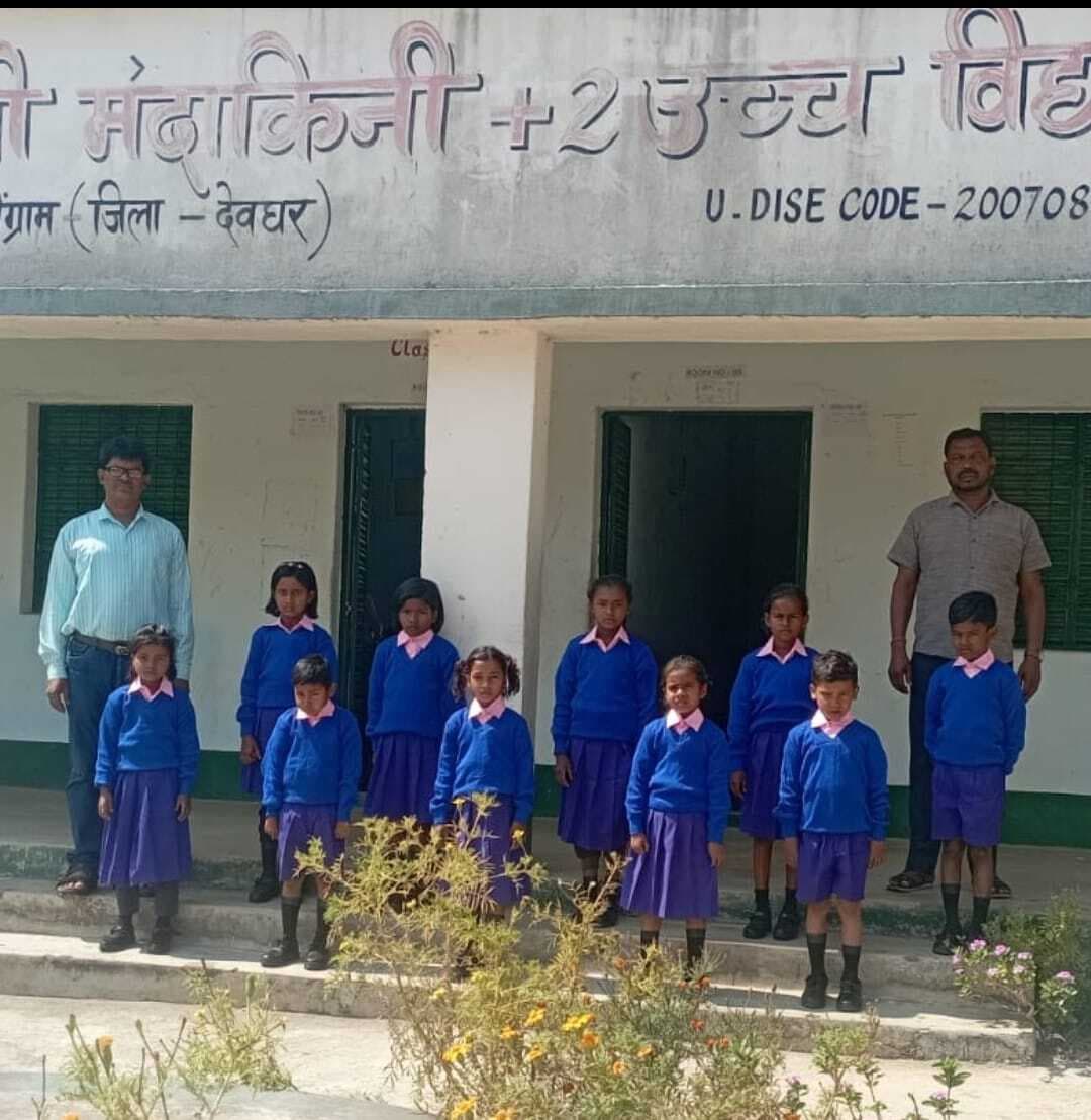 करौं: पांच विद्यालयों में छात्र-छात्राओं के बीच पोशाक का किया गया वितरण